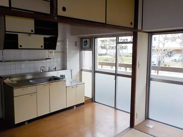 空き家活用前のキッチン